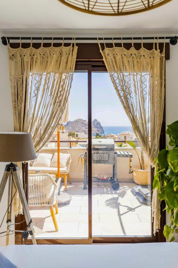 Luxury Designer Apartment - Unbeatable Sea Views Агилас Экстерьер фото
