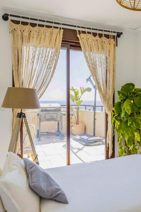 Luxury Designer Apartment - Unbeatable Sea Views Агилас Экстерьер фото